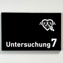 Praxisschild Acrylglas / Folienaufkleber Untersuchung 1-9 mit Piktogramm Arzt zum Kleben