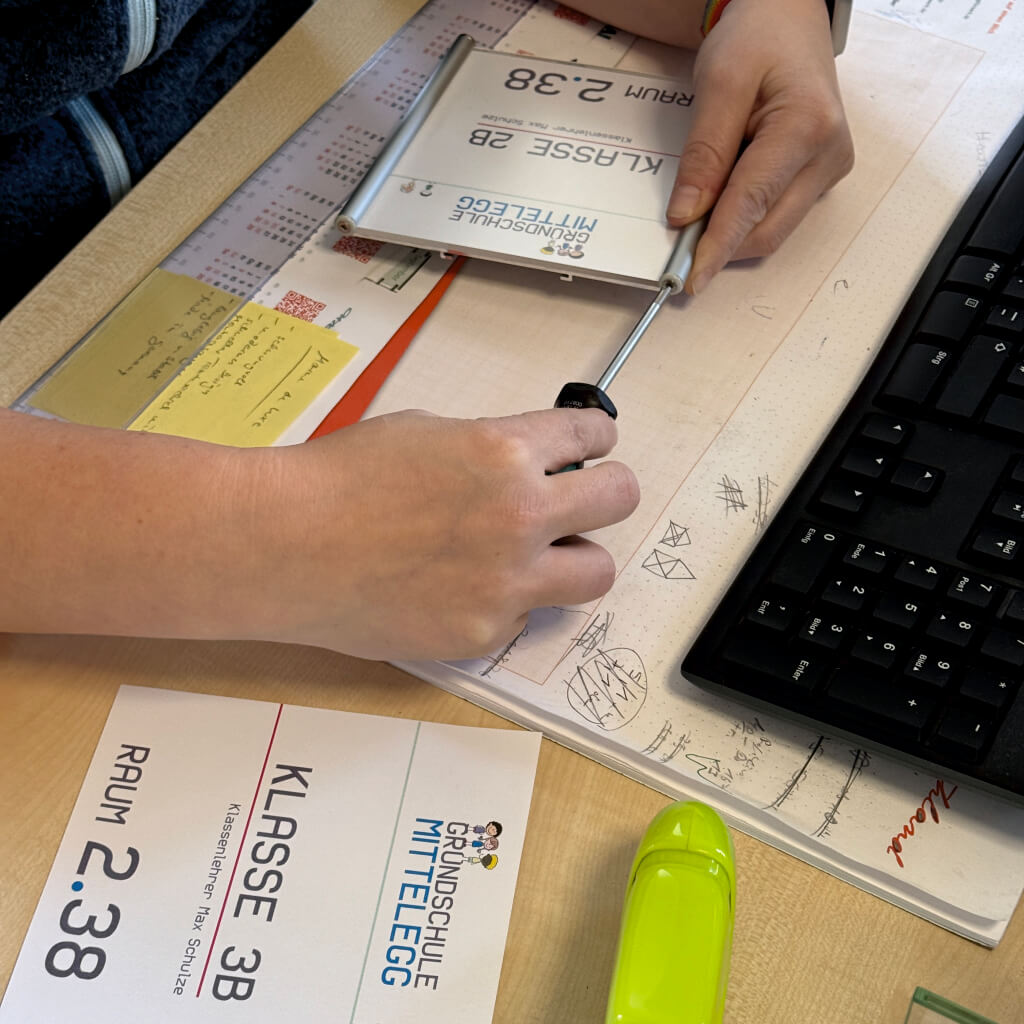 Türschilder für Schulen Marne in 10 Größen aus Alu-Profilrahmen Türschild mit Acrylglas Abdeckung
