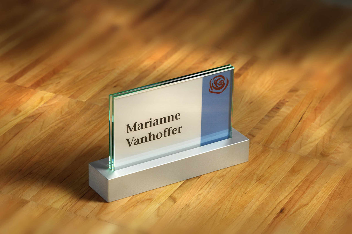 Tischaufsteller Veddel - Scheiben aus ESG, Halter aus massivem Aluminium 80 x 106 mm