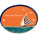 Türschild aus Keramik Segelboot auf Wasser, Möwen personalisiert Terracotta 