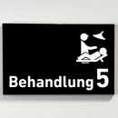 Behandlung 1-9 mit Piktogramm-Praxisschild-Acrylglas-Folienaufkleber in 130 x 200 mm zum Kleben
