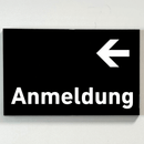Praxisschild Acrylglas / Folienaufkleber Anmeldung Pfeil links zum Kleben