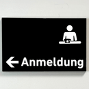 Praxisschild Acrylglas / Folienaufkleber Anmeldung Pfeil links zum Kleben