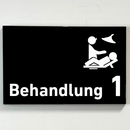 Praxisschild Acrylglas / Folienaufkleber Behandlung 1-9 mit Piktogramm zum Kleben
