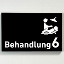 Praxisschild Acrylglas / Folienaufkleber Behandlung 1-9 mit Piktogramm zum Kleben