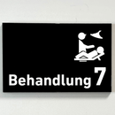 Praxisschild Acrylglas / Folienaufkleber Behandlung 1-9 mit Piktogramm zum Kleben