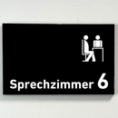 Sprechzimmer 1-9 mit Piktogramm-Praxisschild-Acrylglas-Folienaufkleber in 130 x 200 mm zum Kleben