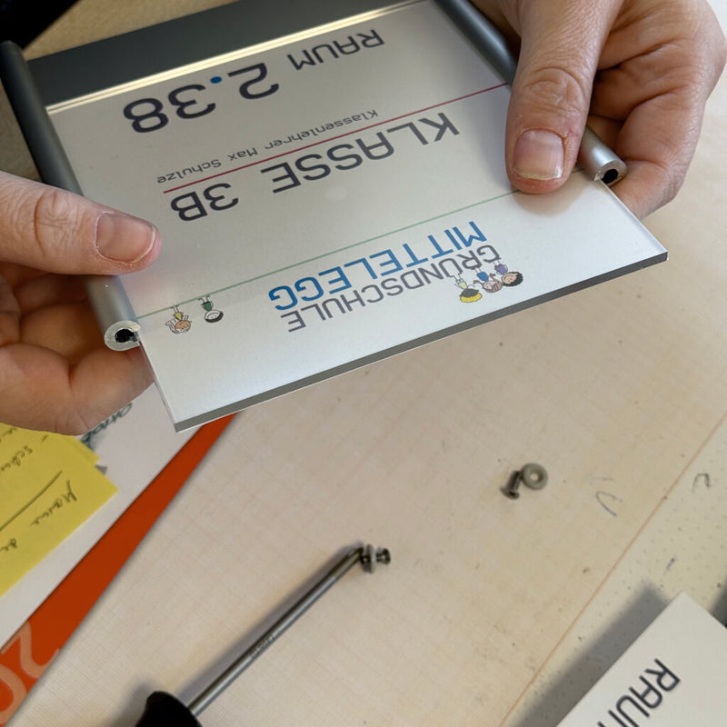 Türschilder für Schulen Marne in 10 Größen aus Alu-Profilrahmen mit Acrylglasabdeckung