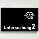 Untersuchung 1-9 mit-Piktogramm-Arzt-Praxisschild-Acrylglas-Folienaufkleber  in 130 x 200 mm zum Kleben-Praxisschilder