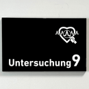 Untersuchung 1-9 mit-Piktogramm-Arzt-Praxisschild-Acrylglas-Folienaufkleber  in 130 x 200 mm zum Kleben-Praxisschilder