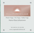 Firmenschild für Yogastudio / Fitnessstudio - Wir gestalten Ihr Schild! Firmenschilder Glas und Edelstahl online-tuerschilder.com 300x300mm 