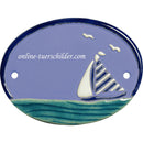 Türschild aus Keramik Segelboot auf Wasser, Möwen personalisiert Hellblau 