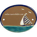 Türschild aus Keramik Segelboot auf Wasser, Möwen personalisiert Braun 