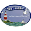 Keramikschild Leuchtturm und Hier Wohnen Größe 23,5 x 17,5 cm (BxH) personalisiert